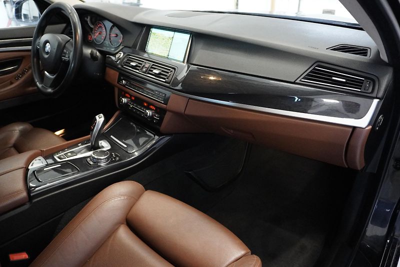 BMW Řada 5  3,0 XDRIVE FACELIFT AUTOMAT - fotka 26 z 29