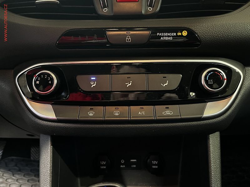 Hyundai i30 (2018) 1.4 T-GDi, 1.maj,ČR, Trikolor - fotka 13 z 16
