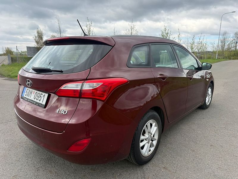 Hyundai i30 COMFORT 1,6 81 kW - fotka 5 z 17
