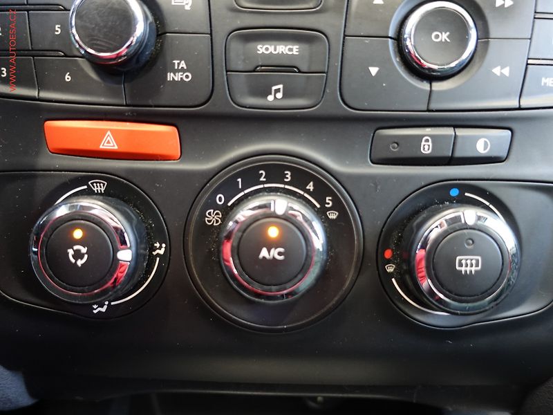 Citroën C4 (2012) 1.6 VTi, 2.maj,ČR, servis - fotka 17 z 19