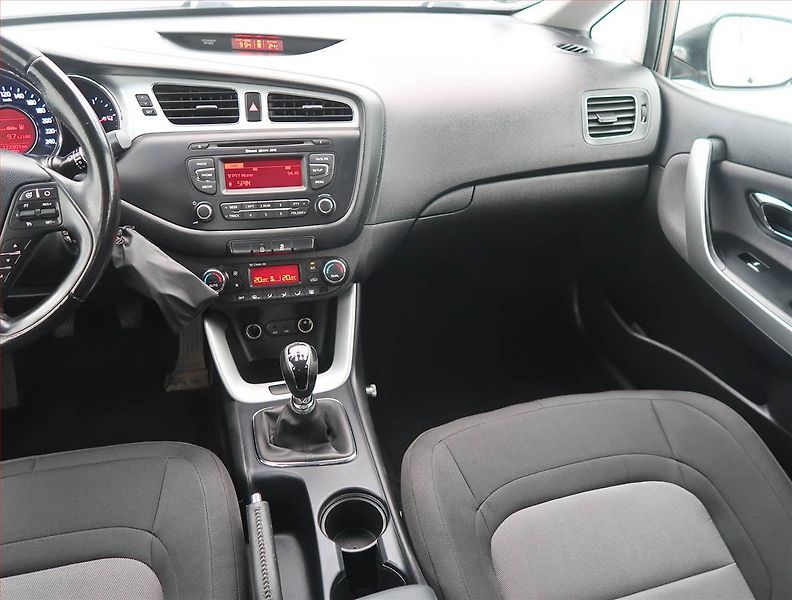 Kia Ceed (2012) 1.6 GDI, Serv.kniha, Tempomat - fotka 8 z 13