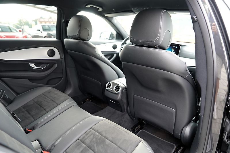 Mercedes-Benz Třídy E E 200 4Matic AMG/LED/360/ČR - fotka 31 z 44