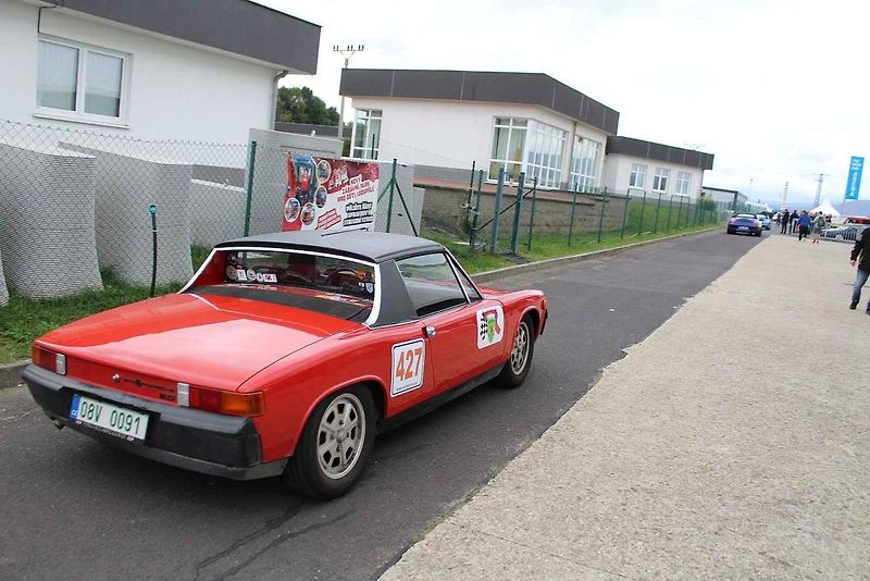 Na Autodromu Most byl motoristický festival The Most Classic. Na snímku je vystavené Porsche 911.