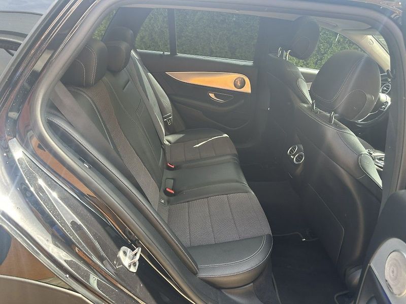 Mercedes-Benz Třídy E E 220d 4MATIC All-TerrainT - fotka 18 z 22