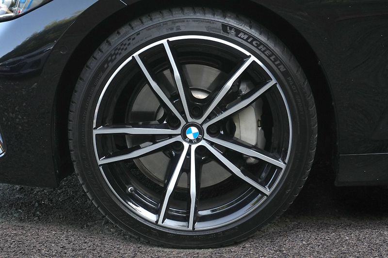 BMW Řada 3 330d xDrive, Tažné, Kamera - fotka 3 z 37