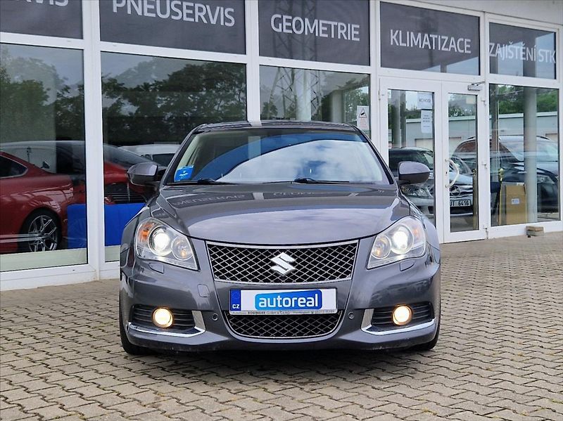 Suzuki Kizashi 2,4 i 4x4 XENON AC ŠÍBR VÝHŘEV - fotka 9 z 37