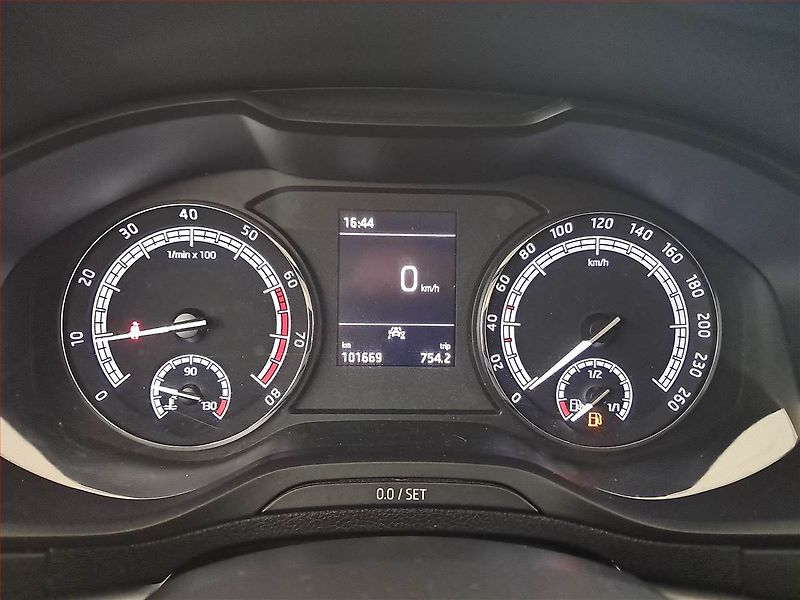 Škoda Karoq (2019) 1.5 TSI - fotka 11 z 15