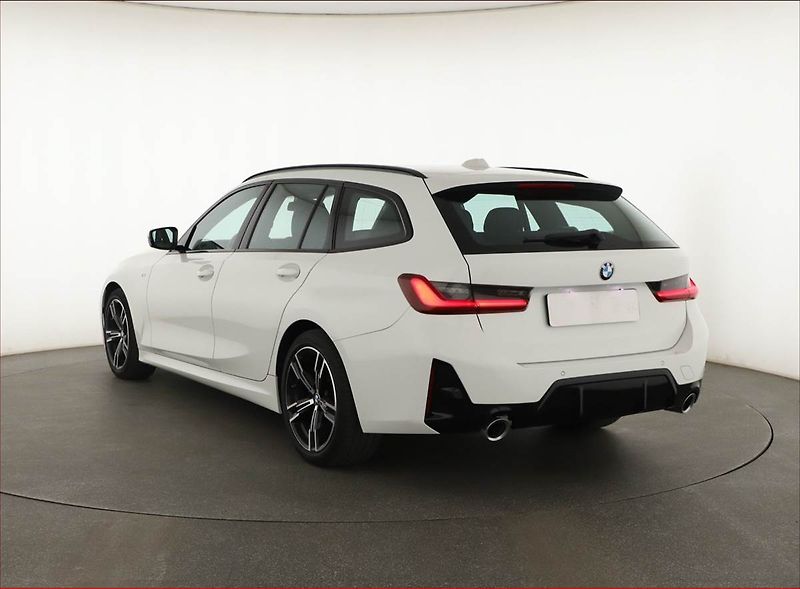 BMW Řada 3 (2023) 320 d xDrive - fotka 4 z 20