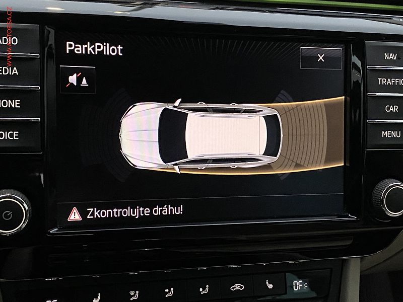 Škoda Superb (2015) 2.0 TDi 4x4, DSG, navi, bixen - fotka 17 z 20