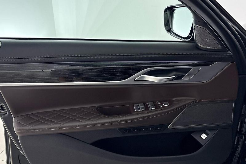 BMW Řada 7 740d xDrive - fotka 18 z 29