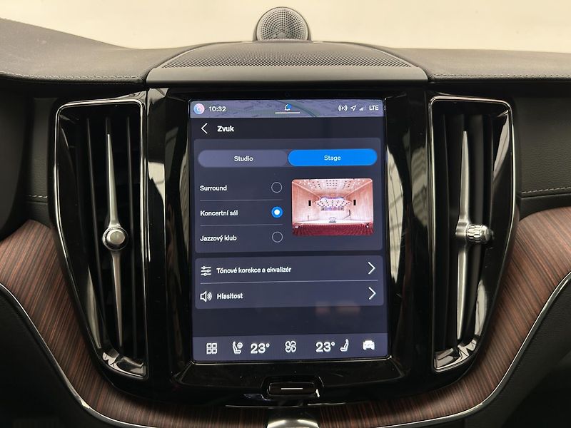 Volvo XC60 2.0 B4 4x4 ULTIMATE - fotka 25 z 33