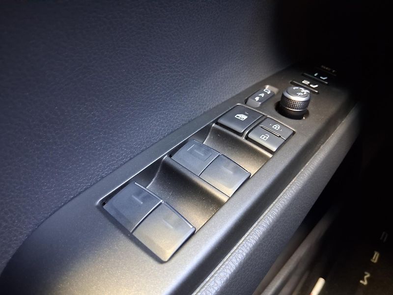 Toyota Camry EXECUTIVE 2.5 Hyb. 169 kW - fotka 23 z 40