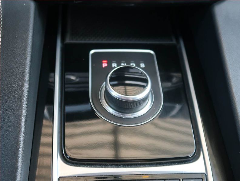 Jaguar F-Pace (2018) 20d AWD, 4X4, Automat, Kůže - fotka 13 z 23