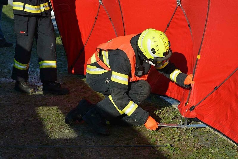 Cvičení, které mělo prověřit všechny složky Integrovaného záchranného systému při hromadné nehodě, se konalo ve středu dopoledne na nově postavené D1 u Přerova.