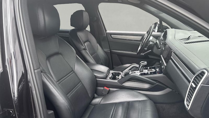 Porsche Cayenne E-HYBRID - fotka 16 z 24