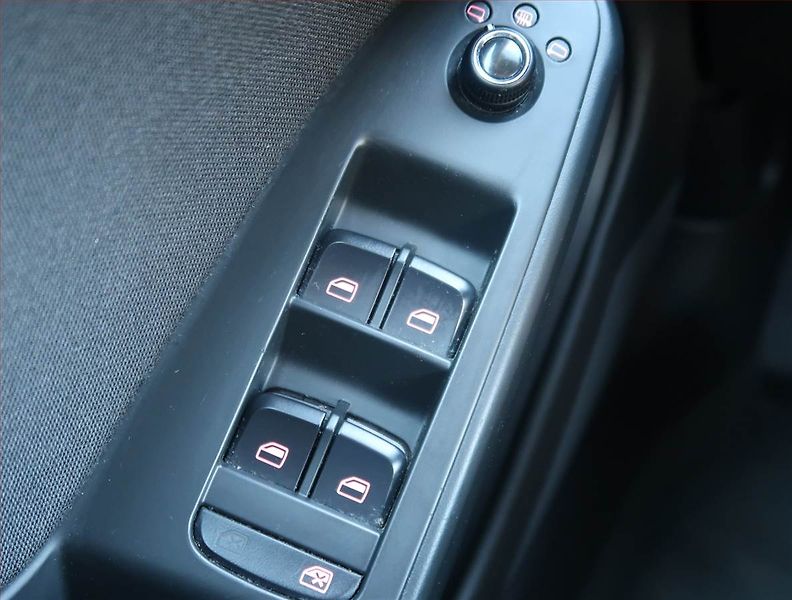 Audi A4 (2011) 2.0 TDI, Navi, Tempomat - fotka 15 z 21