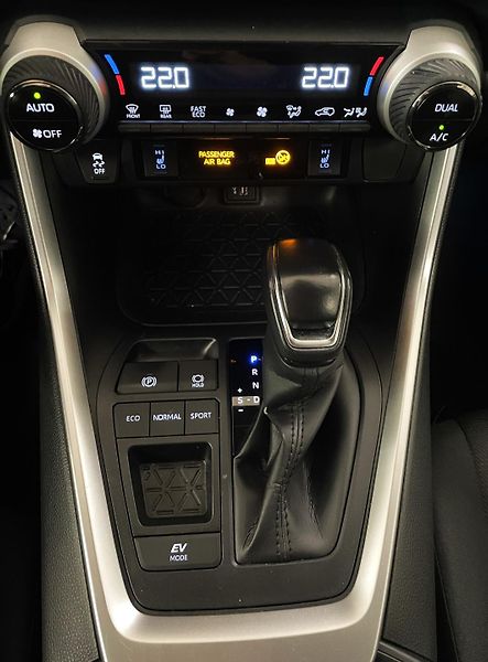 Toyota RAV4 2.5 Hybrid Comfort e-CVT, ČR - fotka 19 z 28