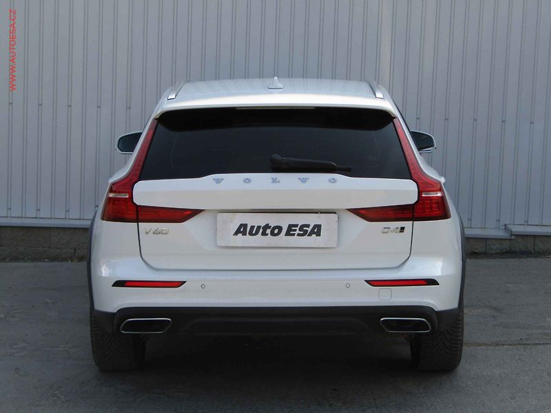 Volvo V60 (2019) 2.0 D4 4x4, Cross Country - fotka 5 z 18