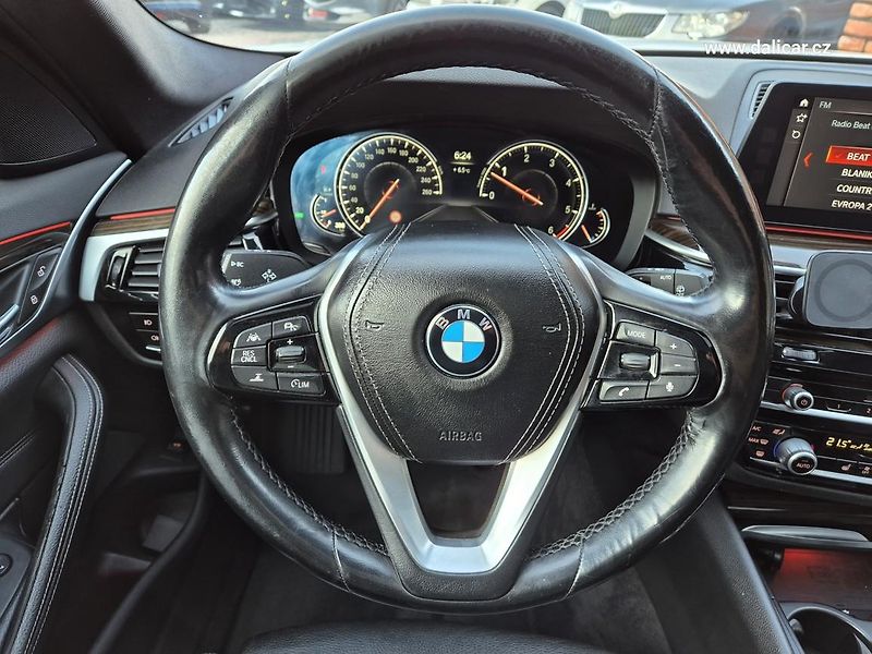 BMW Řada 5 (2017) 530d 195KW xDRIVE MSPORT Line - fotka 24 z 50