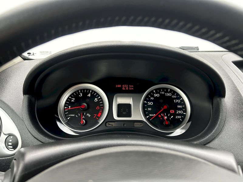 Renault Clio (2011) 1.2 16V 55kW MP5 Authentique - fotka 11 z 26