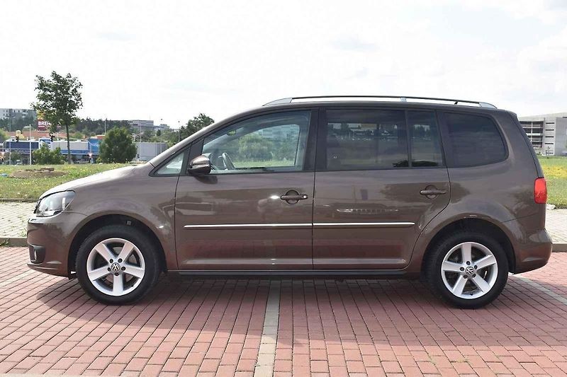 Volkswagen Touran působí usedle, ale je to dobrý rodinný společník