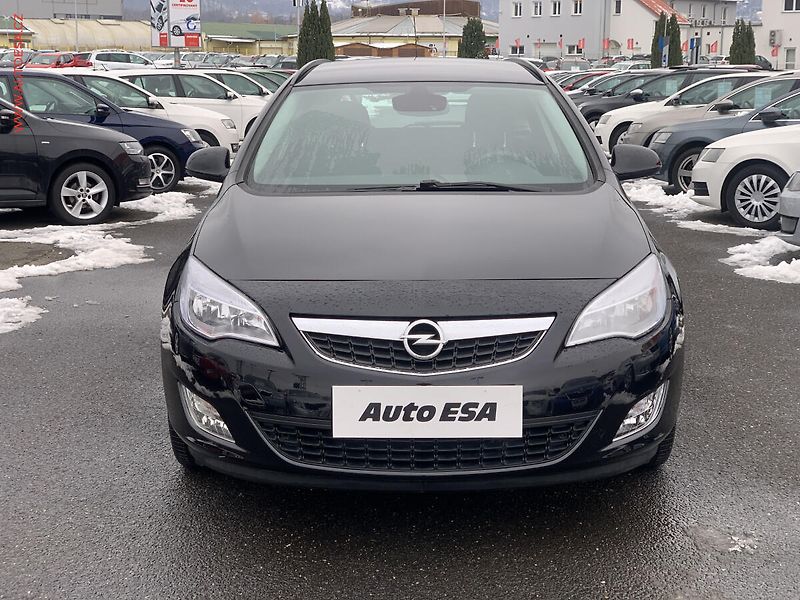 Opel Astra (2011) 1.6i SportTourer - fotka 2 z 21