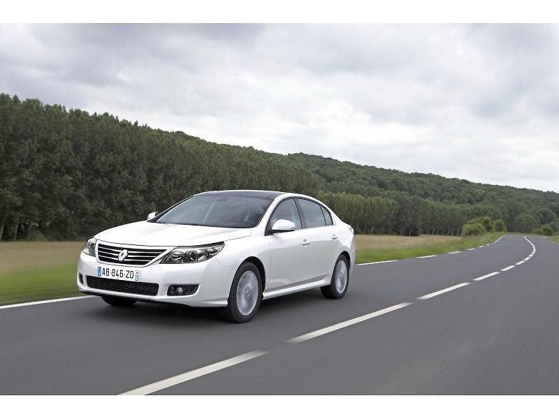 Renault Latitude je vlastně Samsung SM5, jen s jiným logem a drobnými změnami.