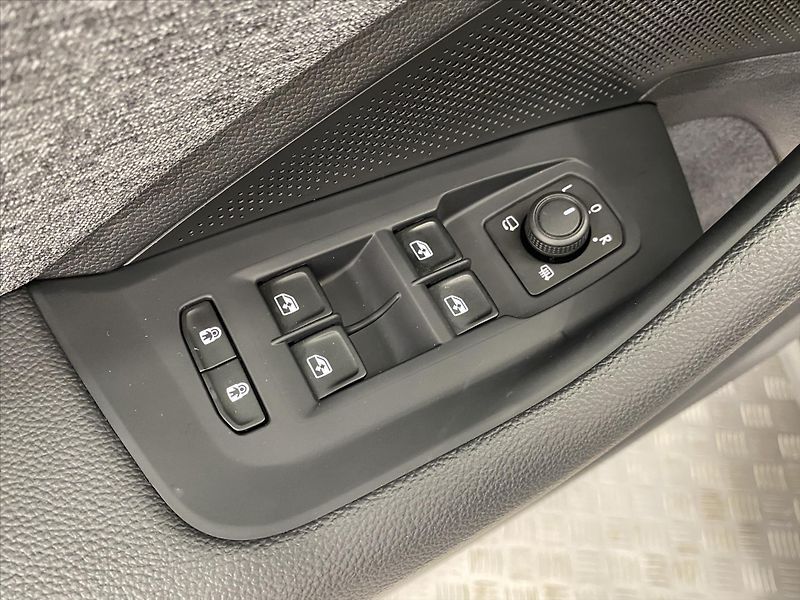 Škoda Superb 2,0 TDI 110kW DSG Selection - fotka 21 z 30