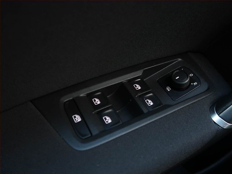 Volkswagen Touran (2021) 1.5 TSI - fotka 17 z 18