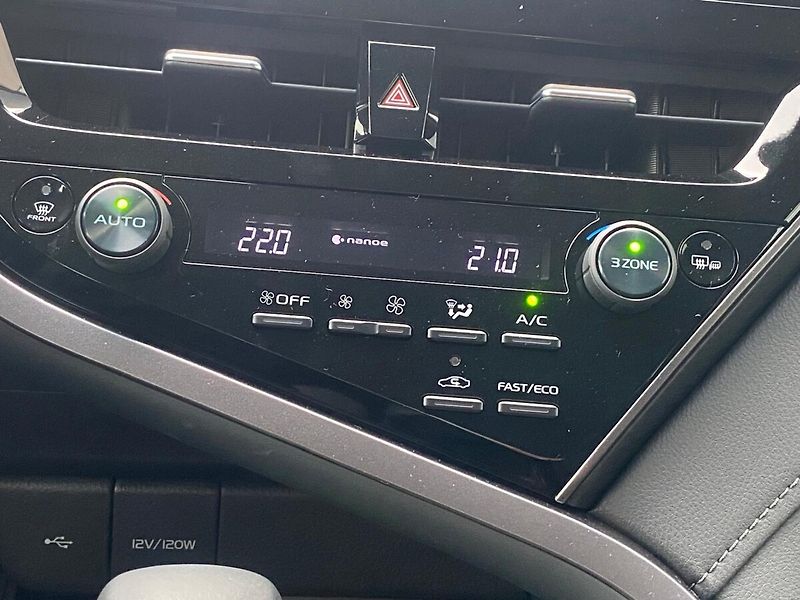Toyota Camry 2,5 Hybrid Executive VIP - fotka 27 z 38