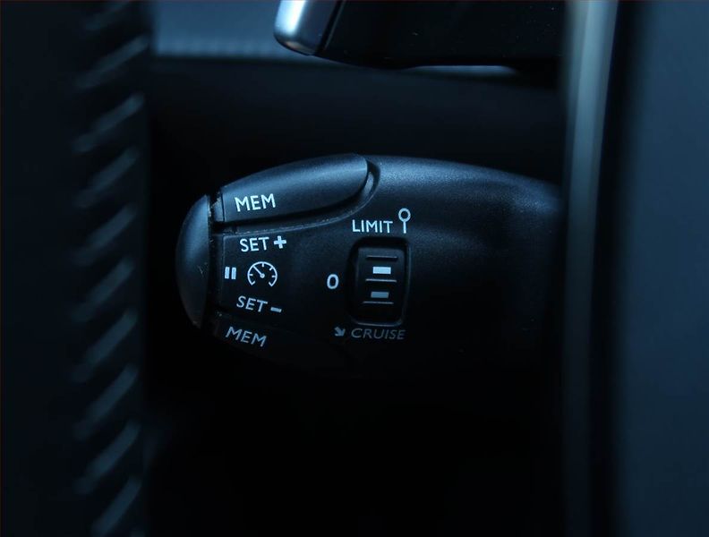 Peugeot 2008 (2025) Allure 1.2 PureTech - fotka 17 z 21
