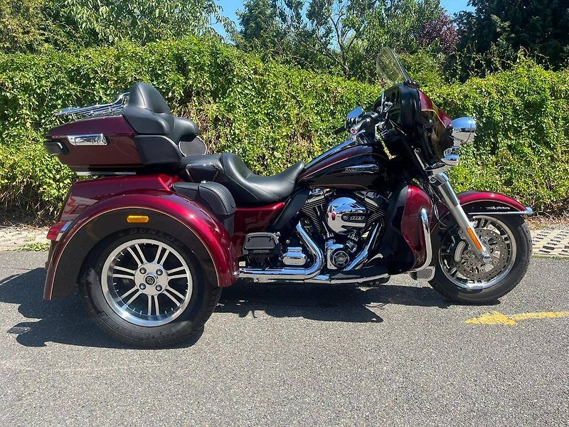 Harley-Davidson FLHTCUTG Tri Glide Ultra Classic (2015) - fotka 3 z 13