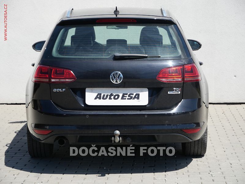 Volkswagen Golf (2015) 1.6TDi, ČR, DSG, park.asist - fotka 2 z 20