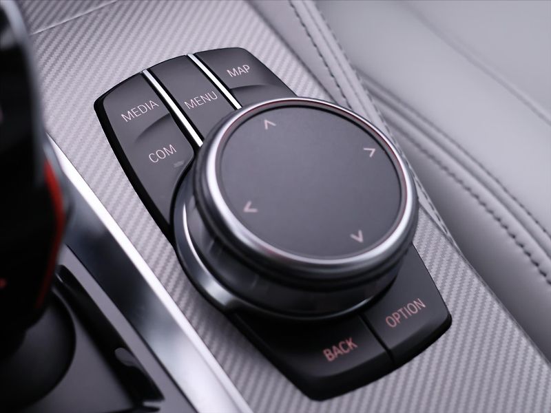 BMW M5 4,4 V8 441kW xDrive Individual - fotka 36 z 46