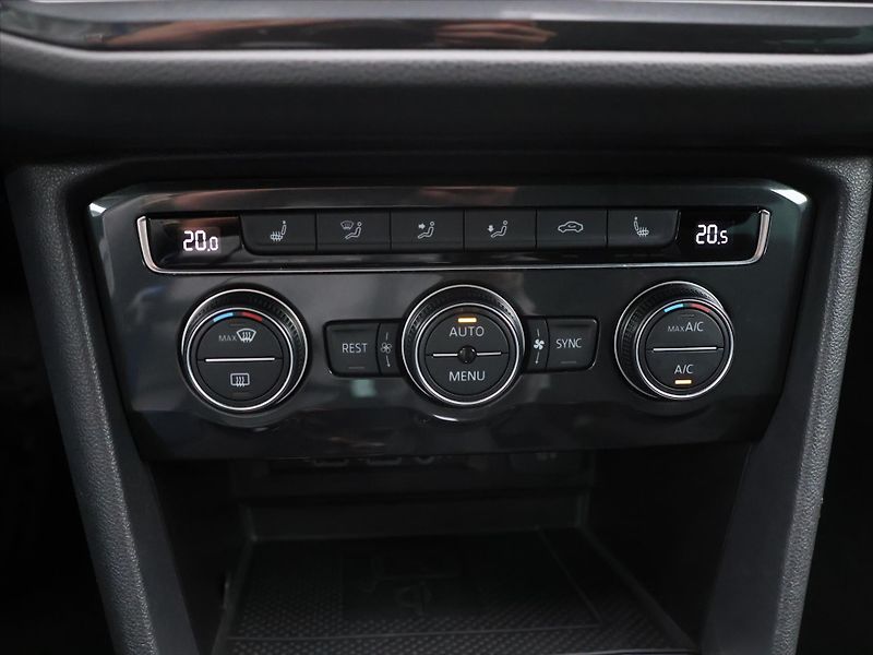 Volkswagen Tiguan 2,0 TDI Highline 4x4 DSG DPH - fotka 22 z 26