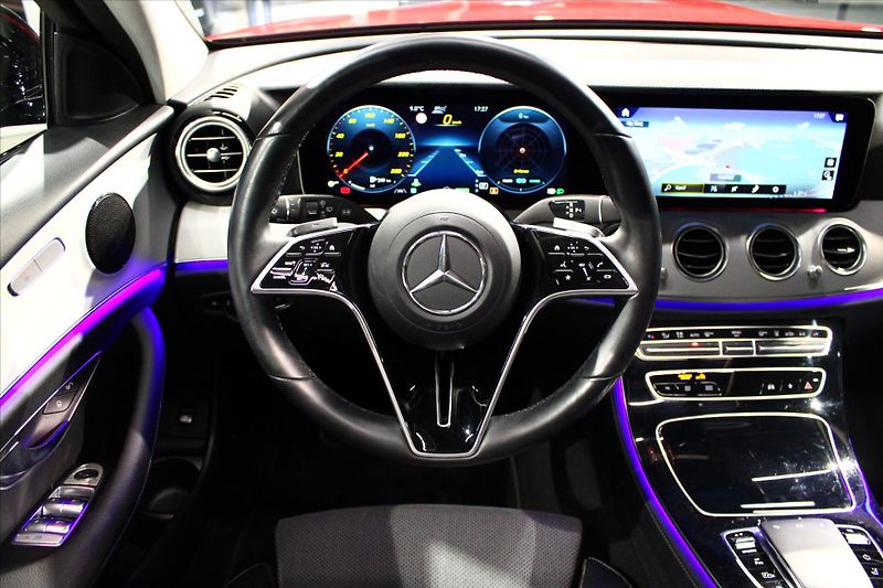 Mercedes-Benz Třídy E 300d 4MATIC DIS+ / 360° / NezT - fotka 13 z 27