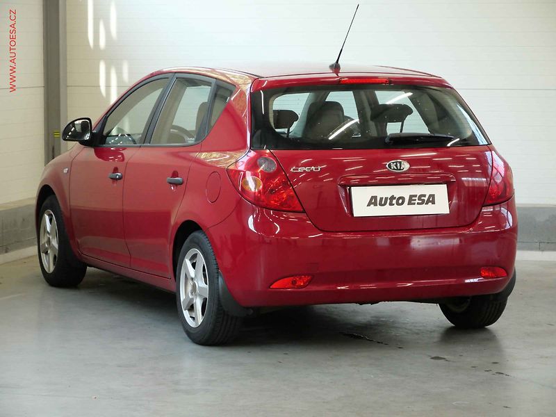 Kia Ceed (2009) 1.4i, ČR, AC - fotka 6 z 19