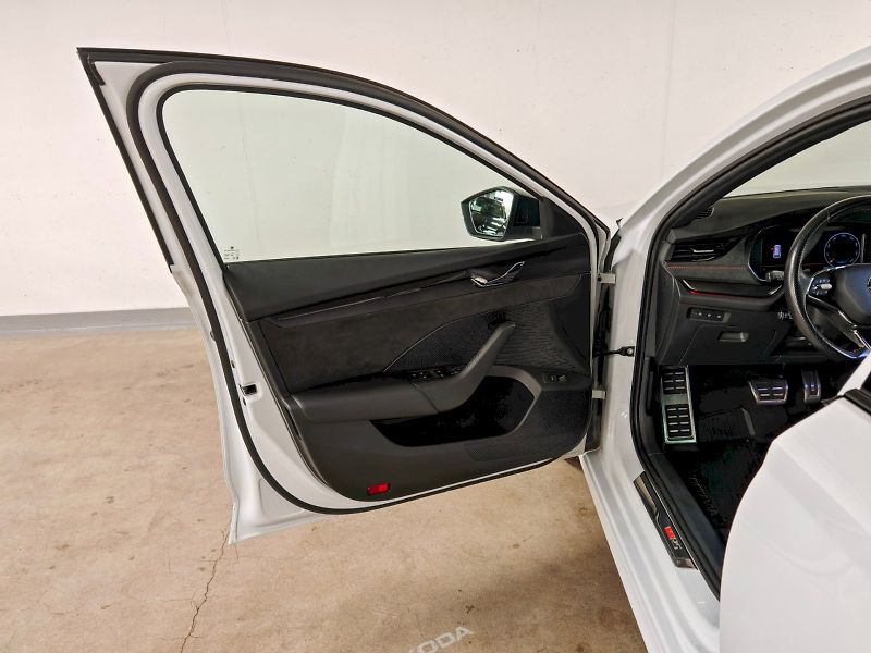 Škoda Octavia (2023) Combi 2.0 TSI 180 kW DSG RS - fotka 20 z 30