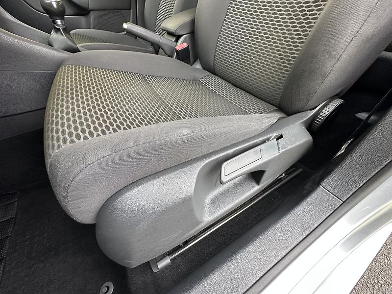 Volkswagen Golf (2012) KOMBI 1.6TDI/77kW *KLIMA*1.Maj - fotka 9 z 30