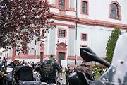 Motorkáři se sjeli na žehnání v bazilice v Jablonném.