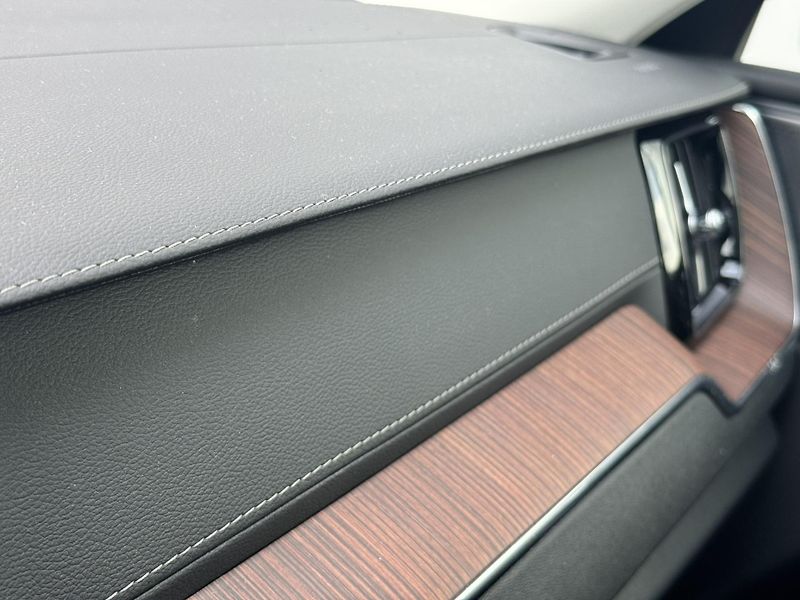 Volvo XC60 T8 AWD ULTIMATE // REZERVACE - fotka 17 z 45