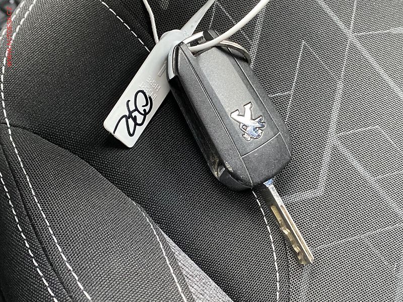 Peugeot 2008 (2018) 1.2 PT, ČR, Allure, park. - fotka 17 z 17