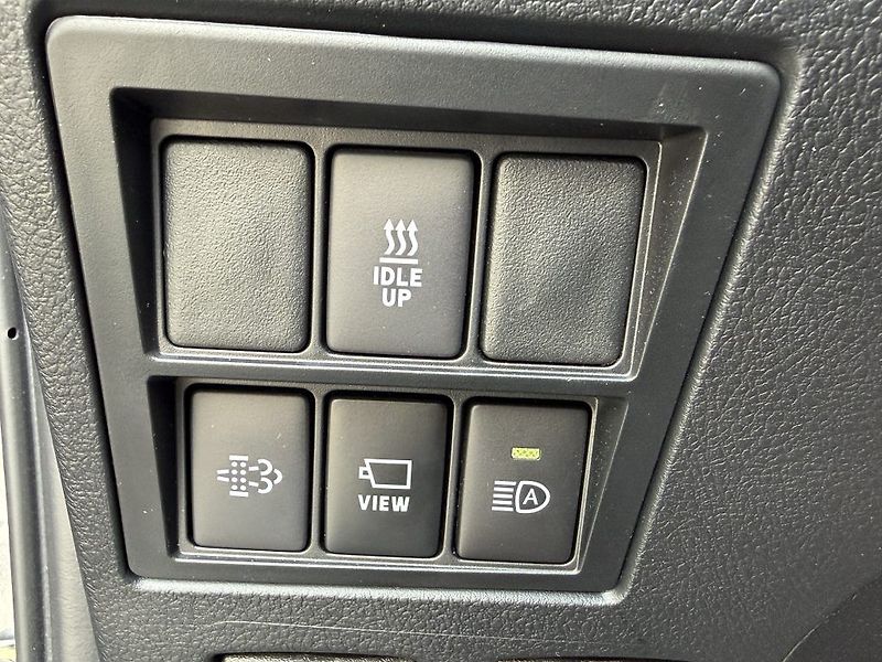 Toyota Hilux 2.8D, Executive, DPH, 8tis km - fotka 13 z 26