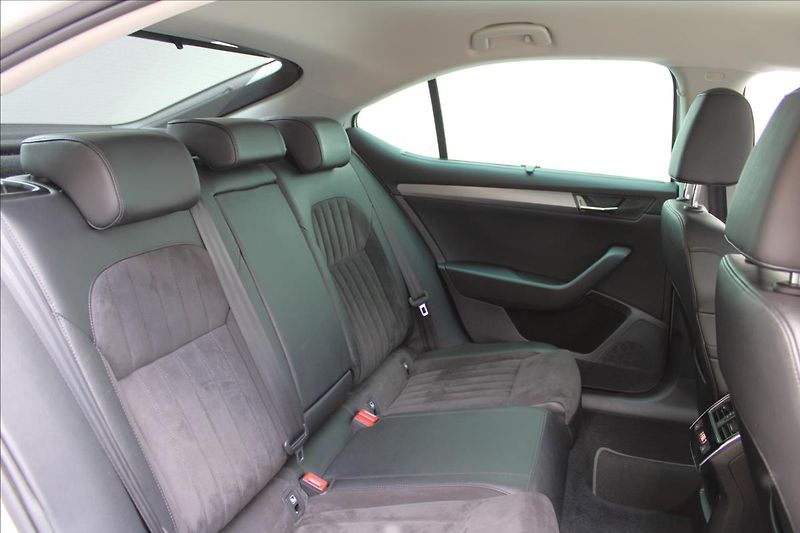 Škoda Superb 2.0 TDI/Style/4x4/DSG/140kW/CZ - fotka 31 z 40