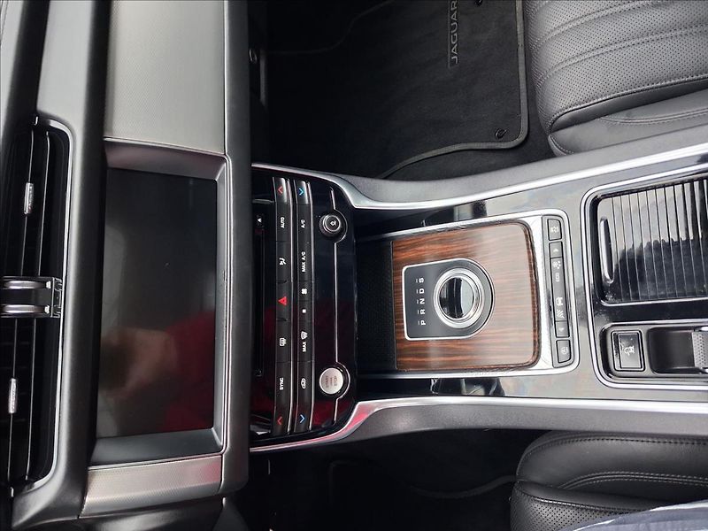 Jaguar XF 2,0 AWD, - fotka 15 z 17