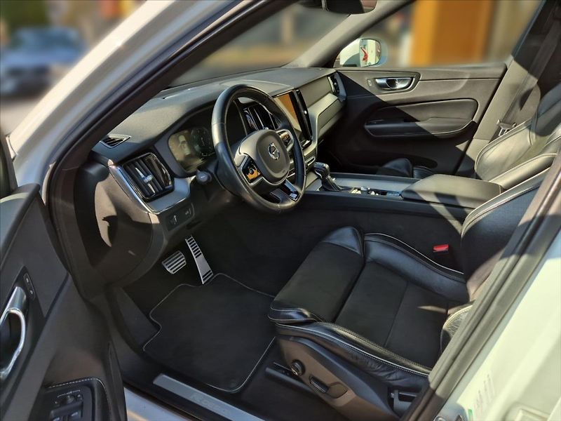 Volvo XC60 2,0 D4 AWD R-Design - fotka 7 z 18