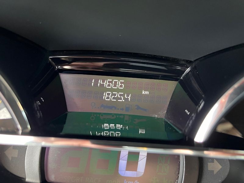 Renault Clio (2014) 1.2 i Kombi - fotka 14 z 17