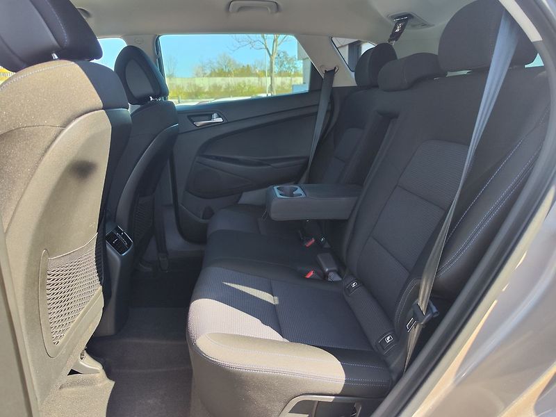 Hyundai Tucson 2.0 CRDi/100kW Style 4x4 - fotka 12 z 36