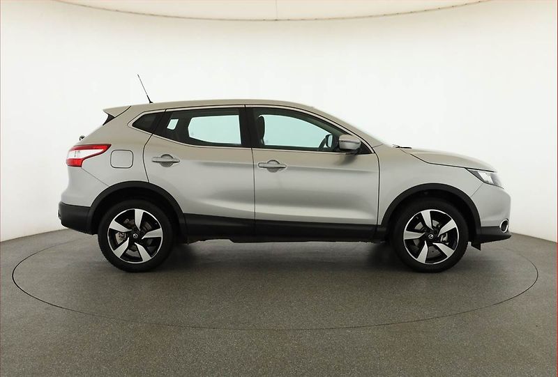 Nissan Qashqai (2016) 1.6 DIG-T, ČR,1.maj - fotka 6 z 17