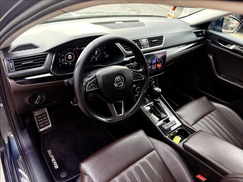 Škoda Superb 2,0 TDi Laurin & Klement - fotka 9 z 54